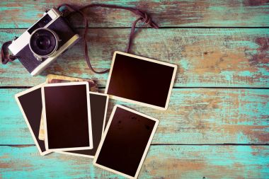 Retro kamera ve ahşap masa boş eski anlık kağıt fotoğraf albümü