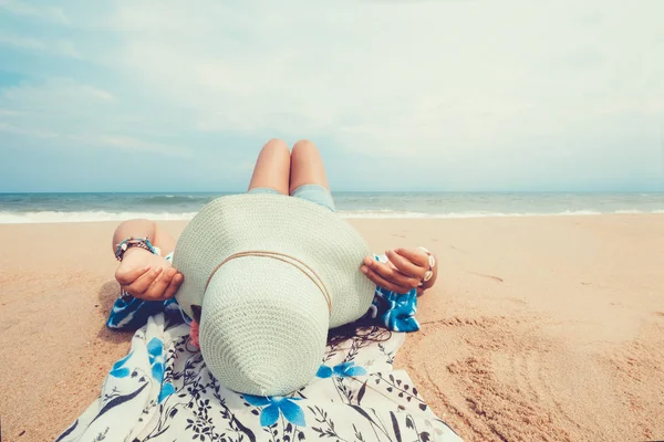 젊은 여자는 열 대 해변에 누워 — 스톡 사진