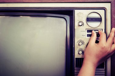 İnce ayar kontrol butonu ile vintage televizyon kadın elini