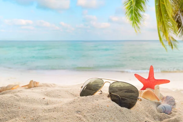 Konzept der Erholung im Sommer am tropischen Strand. — Stockfoto