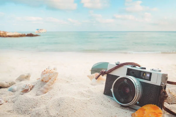 O conceito de viagem de lazer no verão em uma praia tropical à beira-mar — Fotografia de Stock