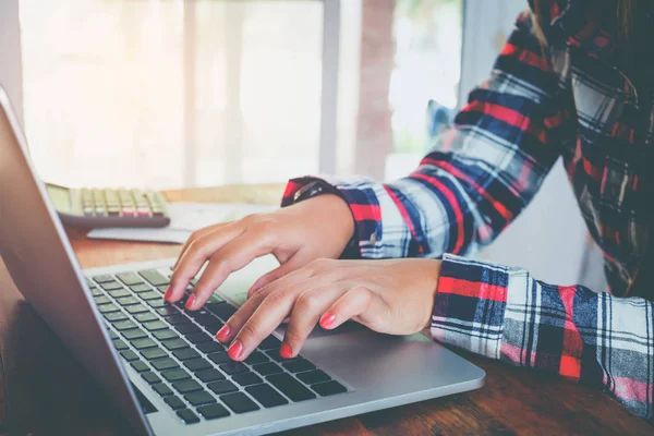 Negocios asiático mujeres manos escribiendo en el teclado del ordenador portátil — Foto de Stock