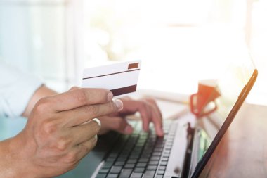 onun laptop çalışma ve kredi kartı ile genç işadamı 