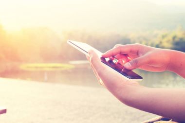 Mobil akıllı telefon kullanan kadın