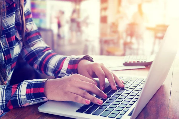 Dizüstü bilgisayarda yazı yazan kadın elleri