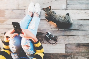 Kız kot pantolon siyah smartphone ile 