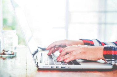 dizüstü bilgisayarda yazarak Asya eller