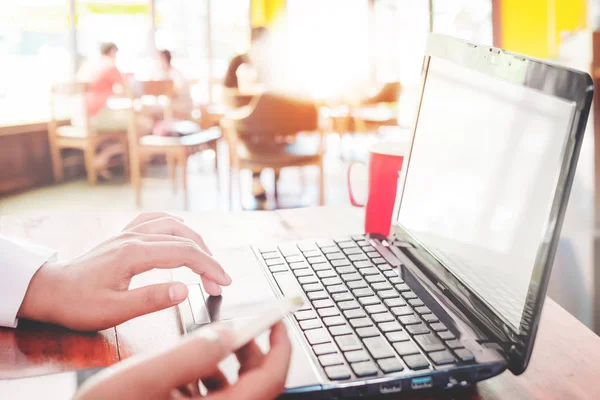 Business asiatisk kvinna händer arbetar på bärbar dator — Stockfoto