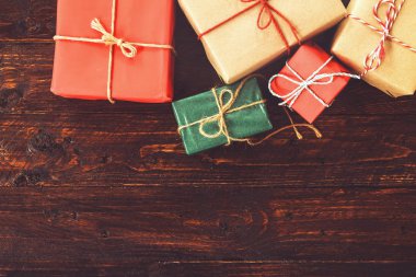  el yapımı hediye kutuları eski ahşap tahta üzerinde