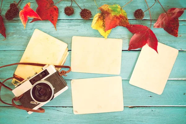 Vecchio album fotografico istantaneo di carta su tavolo di legno — Foto Stock