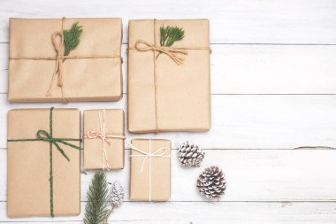 el yapımı mevcut hediye kutuları ve rustik dekorasyon