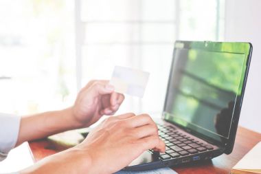  genç işadamı onun laptop üzerinde çalışma 
