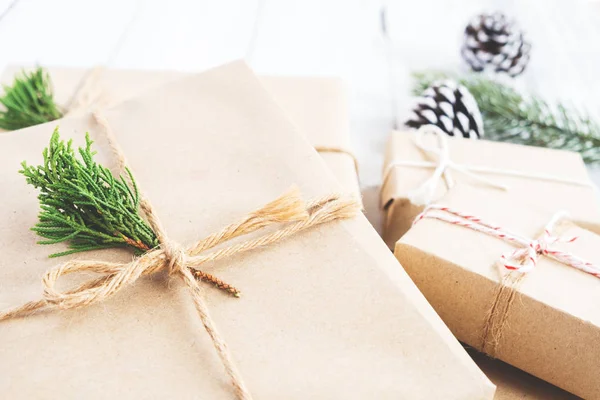 Handgemaakte aanwezig geschenkdozen en rustieke decoratie — Stockfoto