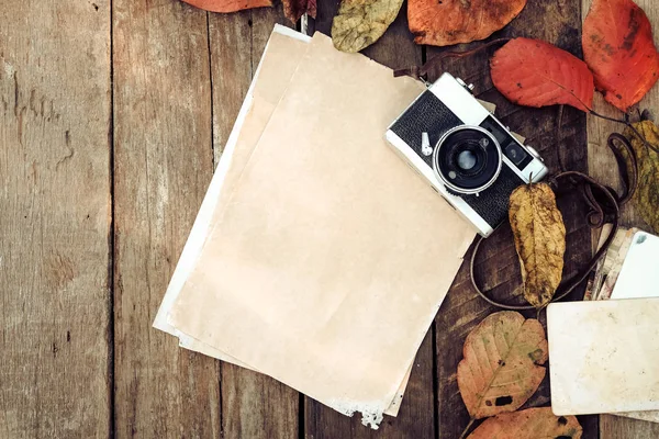 Fotocamera retrò e carta istantanea vuota — Foto Stock