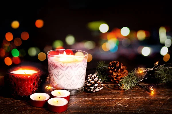 Vánoční svíčka a rustikální dekorace — Stock fotografie