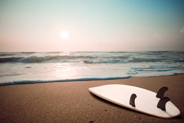 Tabla de surf en la playa tropical en verano — Foto de Stock