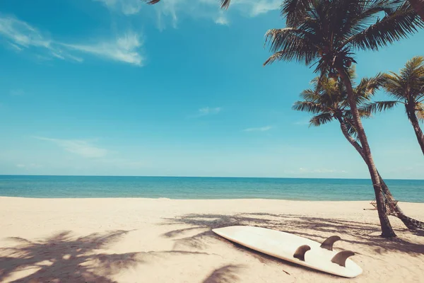 Tabla de surf en la playa tropical en verano — Foto de Stock