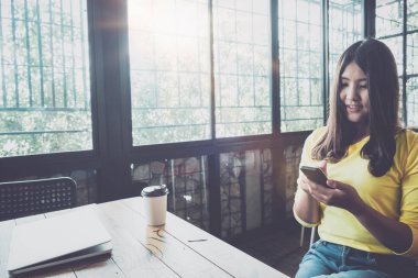  Asyalı kadın cep telefonu sohbet