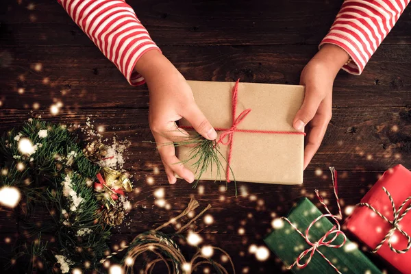 Mãos de mulher segurando um presente de Natal — Fotografia de Stock