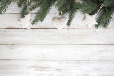 çam yaprakları ve Beyaz ahşap masa dekorasyon rustik öğelerinde