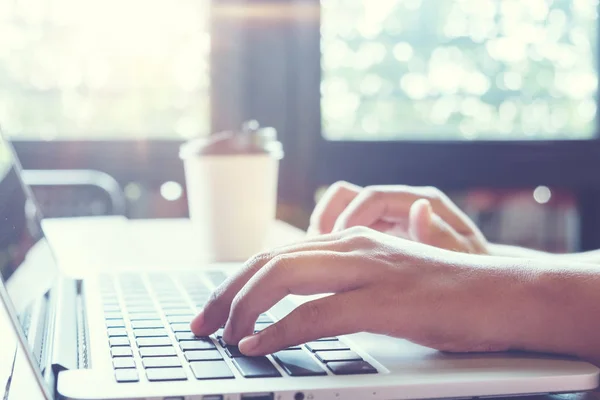 Hipster meninas mãos trabalhando em seu laptop — Fotografia de Stock