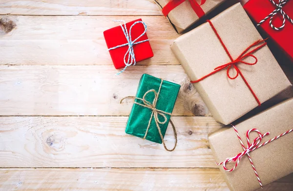 Beyaz ahşap tahta üzerinde el yapımı hediye kutuları — Stok fotoğraf
