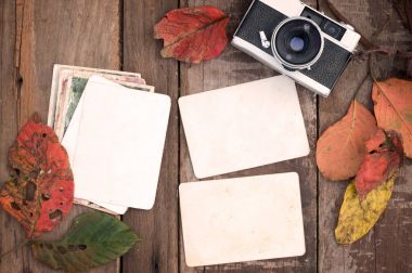 Retro kamera ve boş eski anlık kağıt fotoğraf albümü