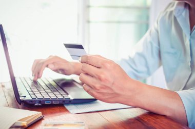 genç işadamı onun laptop üzerinde çalışma