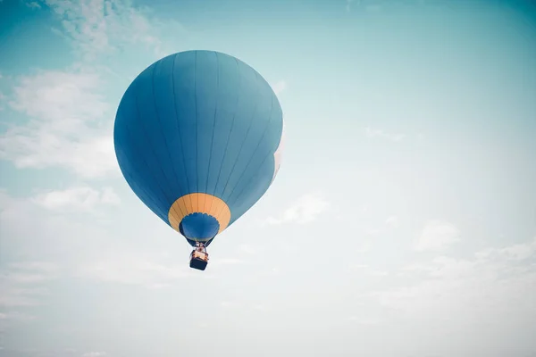 Balão de ar quente voando — Fotografia de Stock