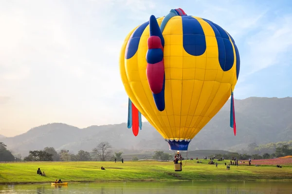 Hot air balloon flying on hillside — Stock Photo, Image