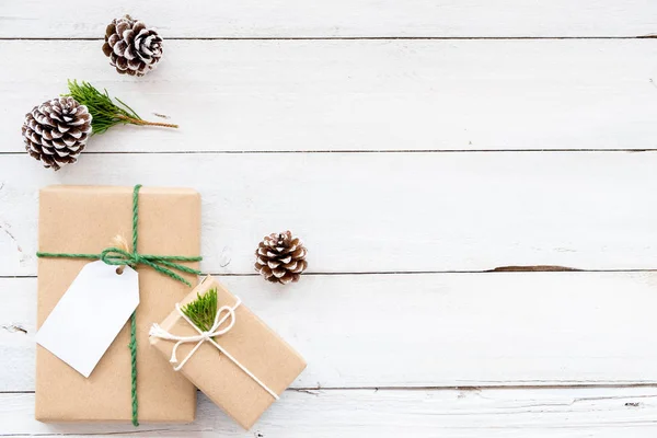 Vánoční pozadí s ručně vyráběné současné dárkové krabice — Stock fotografie