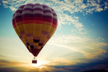 Gökyüzünde uçuşan renkli sıcak hava balonu