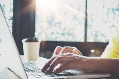 hippi kız eller onu laptop çalışma