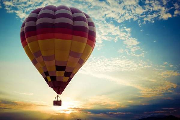 Bunter Heißluftballon fliegt am Himmel — Stockfoto