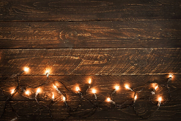 Рождественская лампочка на деревянном столе
