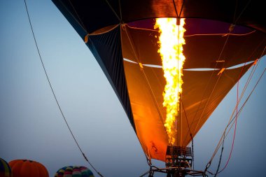 Sıcak hava balonları ateşle