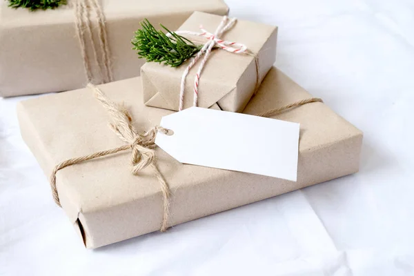 Regalo de Navidad caja de regalos con etiqueta — Foto de Stock