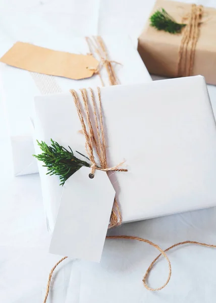 Regalo de Navidad caja de regalos con etiqueta — Foto de Stock