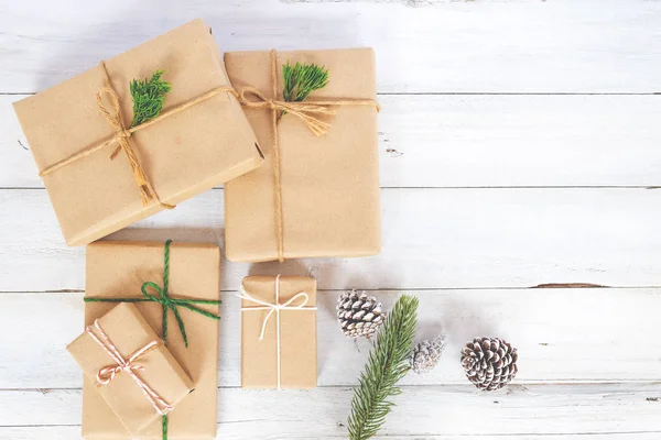 Regalos de Navidad caja de regalos y decoración rústica — Foto de Stock