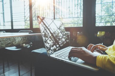 hippi kız eller onu laptop çalışma