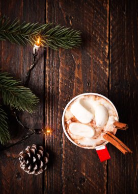 Ahşap masa üzerinde sıcak çikolata