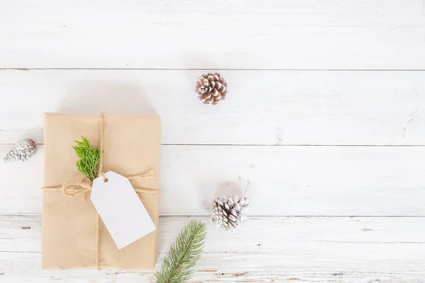 Fondo de Navidad con cajas de regalo hechas a mano — Foto de Stock