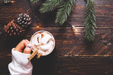 Sıcak çikolata tutan kız el