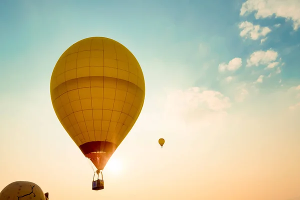 Balão de ar quente voando no céu — Fotografia de Stock