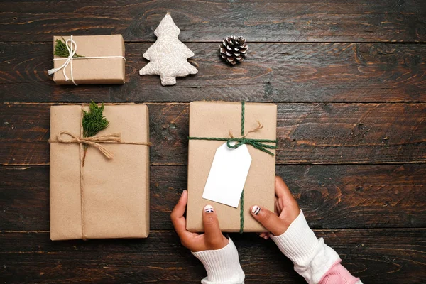 Kerstmis achtergrond en huidige geschenken box — Stockfoto