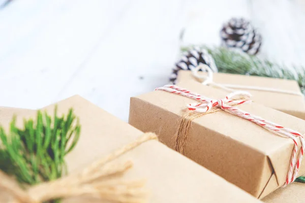 Kerstmis achtergrond en huidige geschenken box — Stockfoto