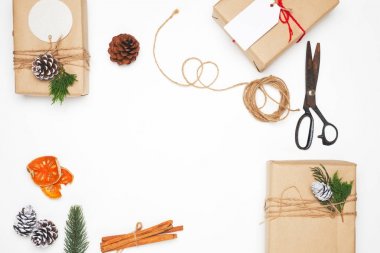 El sanatları ve el yapımı mevcut hediye kutuları 