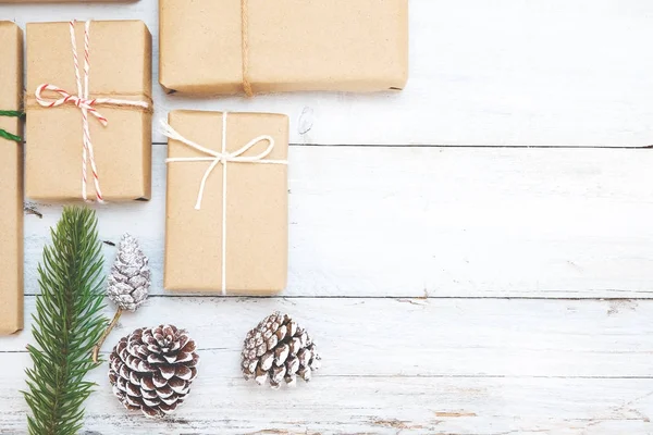 Regalos de Navidad caja de regalos y decoración — Foto de Stock