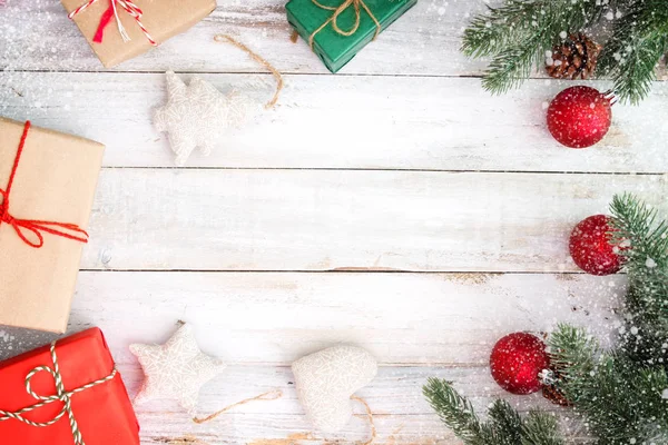 Presente de Natal caixa de presentes e decoração — Fotografia de Stock