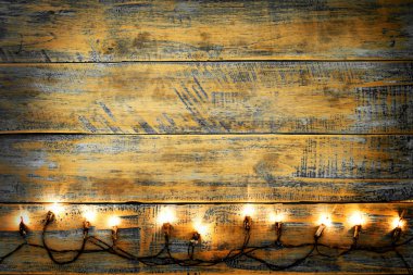 Noel ışıkları ampul ahşap masa üzerinde